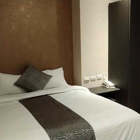 Boston Plus Hotel Chiayi Extérieur photo