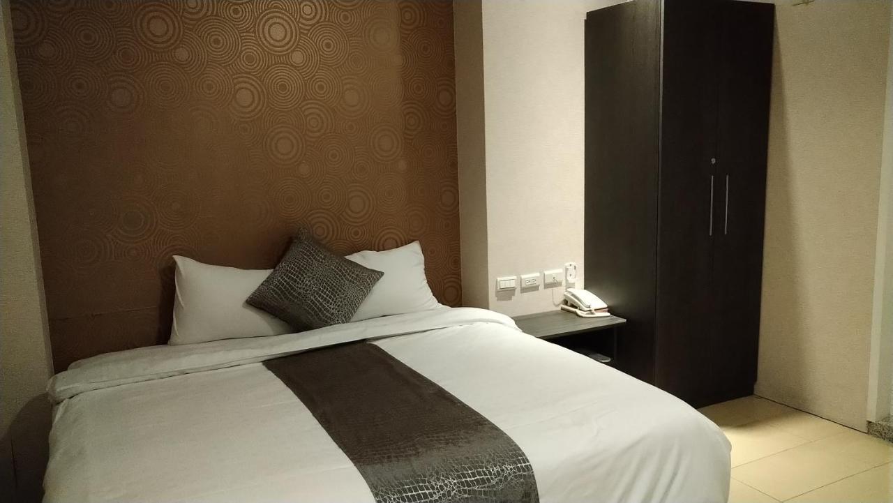 Boston Plus Hotel Chiayi Extérieur photo