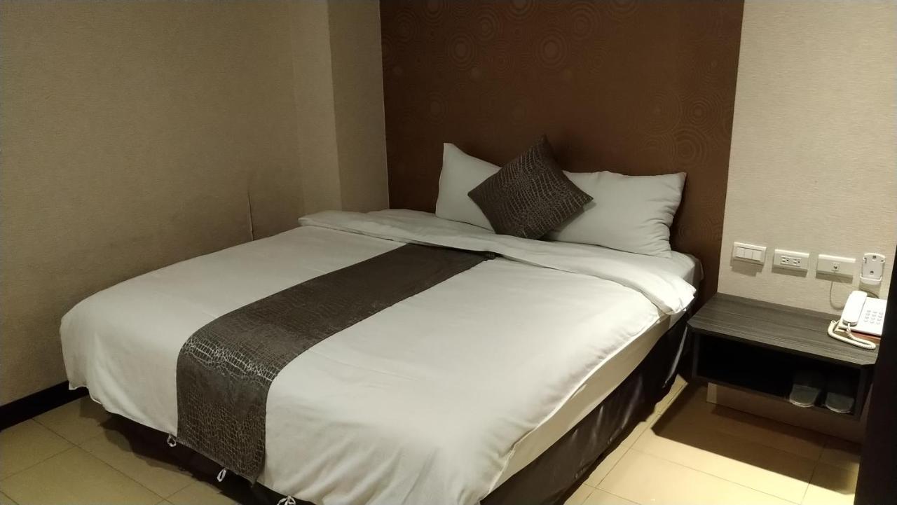 Boston Plus Hotel Chiayi Extérieur photo