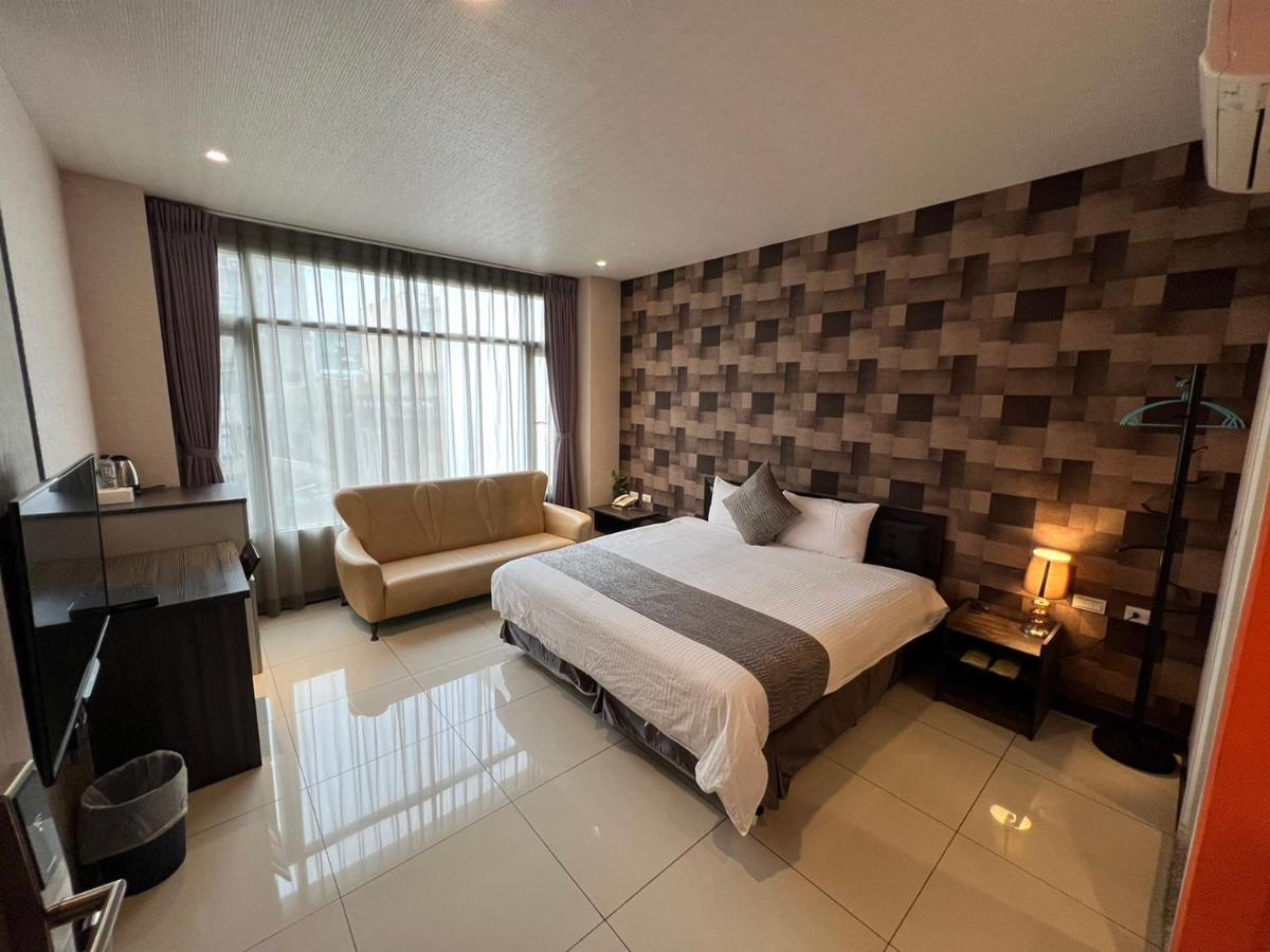 Boston Plus Hotel Chiayi Extérieur photo