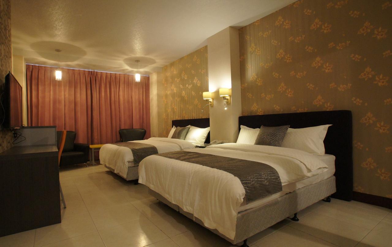 Boston Plus Hotel Chiayi Extérieur photo