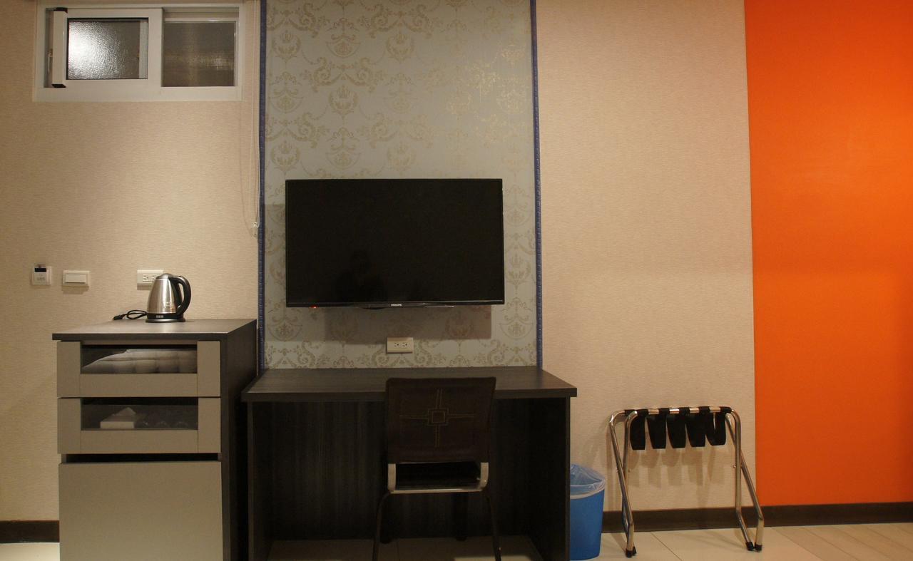 Boston Plus Hotel Chiayi Extérieur photo