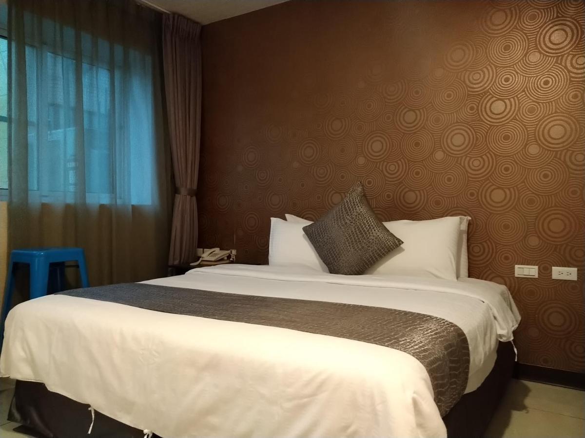 Boston Plus Hotel Chiayi Extérieur photo