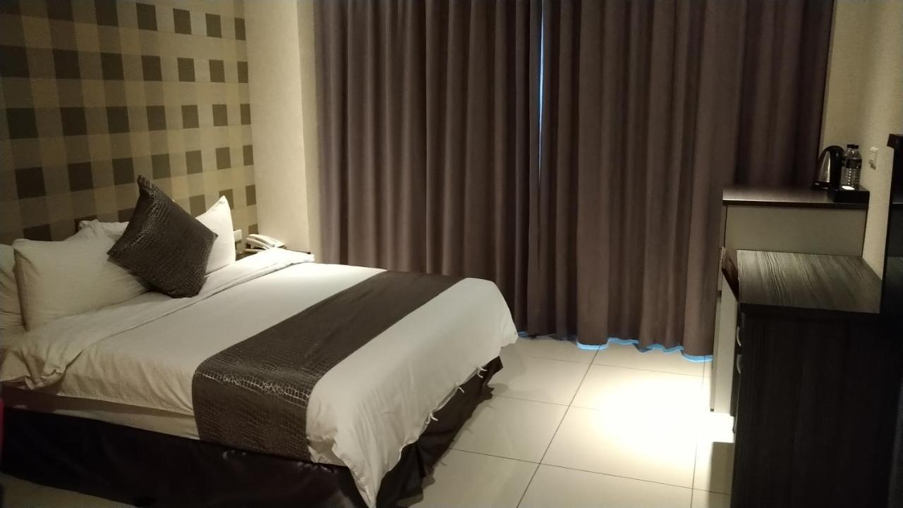Boston Plus Hotel Chiayi Extérieur photo