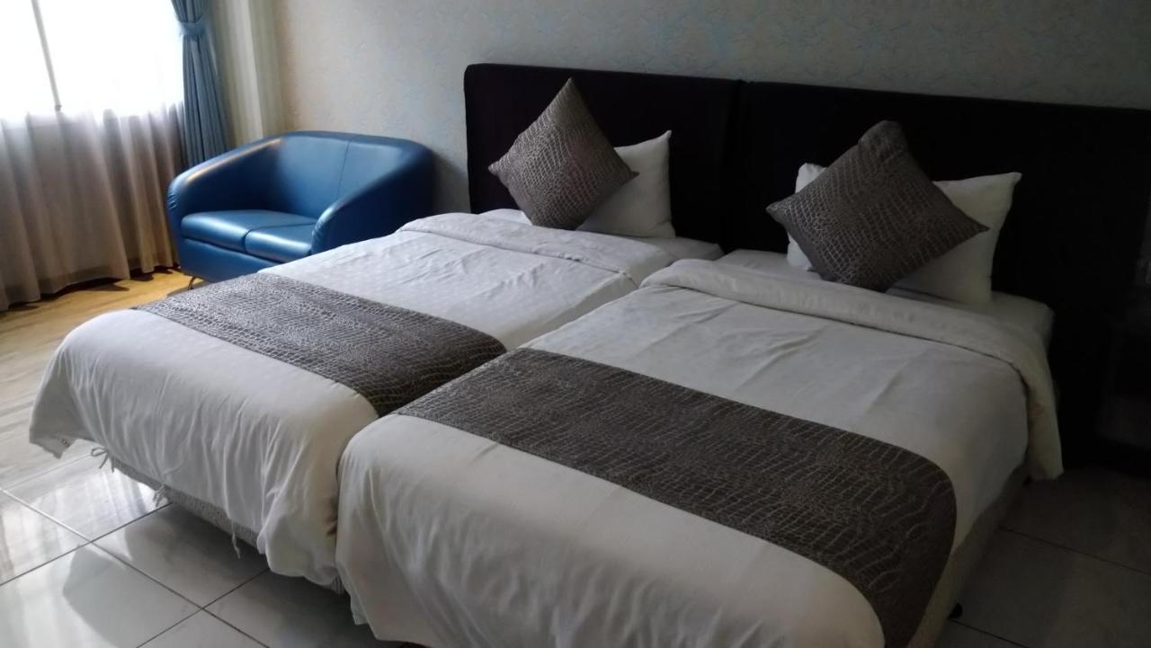 Boston Plus Hotel Chiayi Extérieur photo