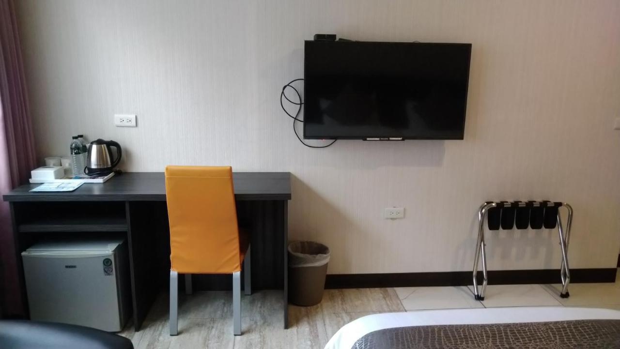 Boston Plus Hotel Chiayi Extérieur photo