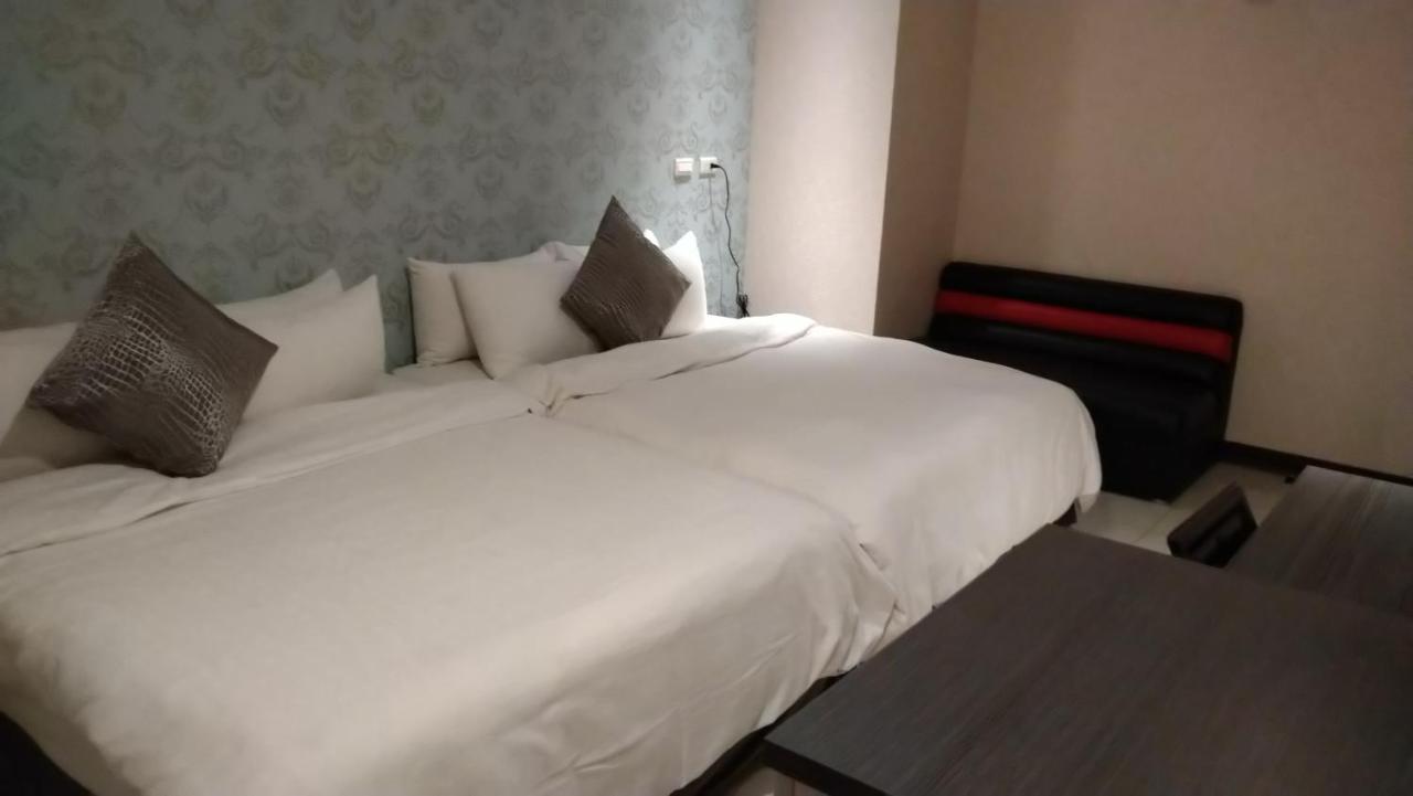 Boston Plus Hotel Chiayi Extérieur photo