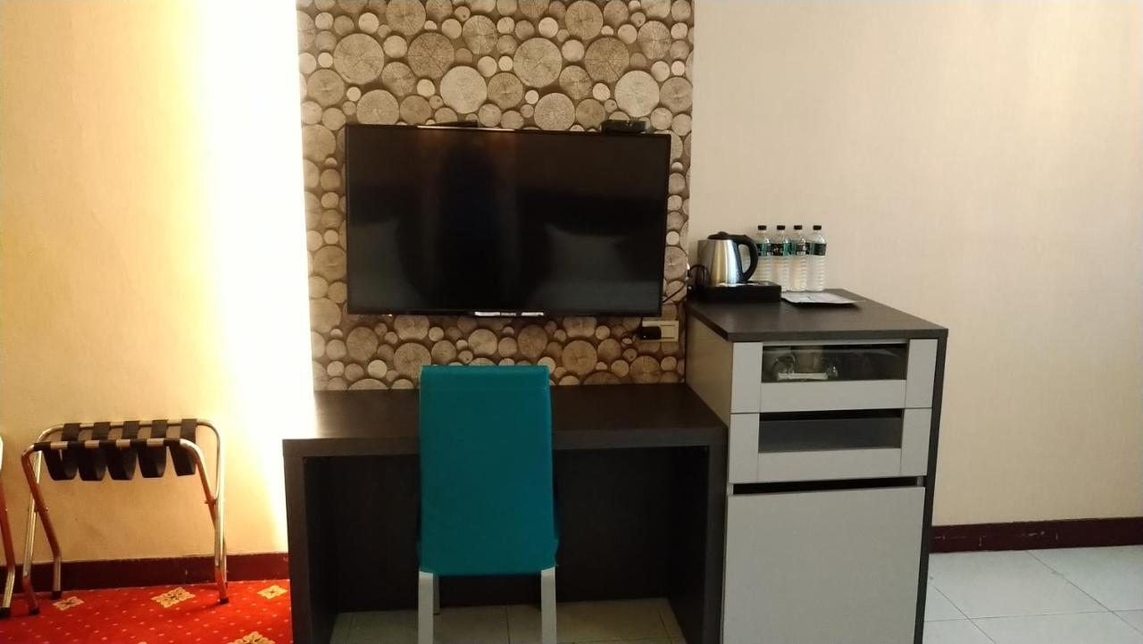 Boston Plus Hotel Chiayi Extérieur photo