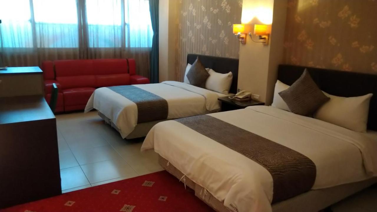 Boston Plus Hotel Chiayi Extérieur photo