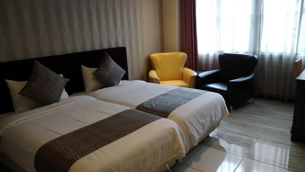 Boston Plus Hotel Chiayi Extérieur photo