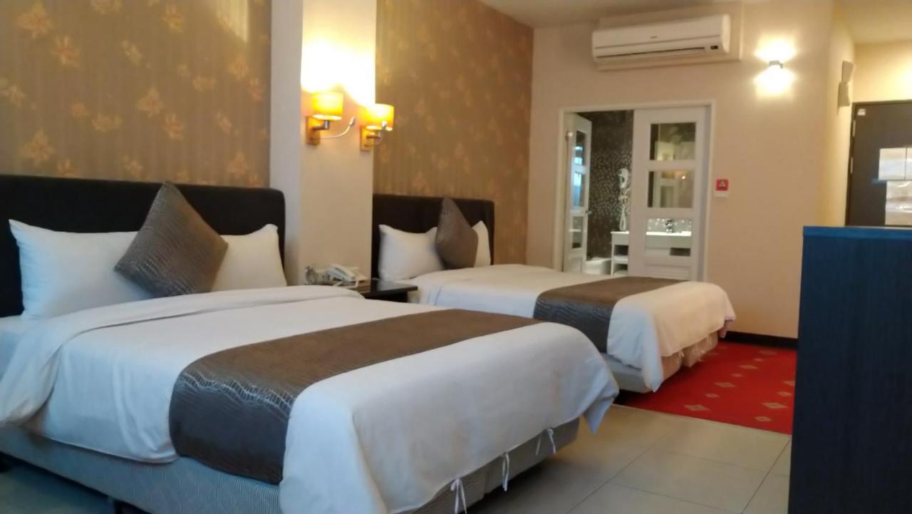 Boston Plus Hotel Chiayi Extérieur photo