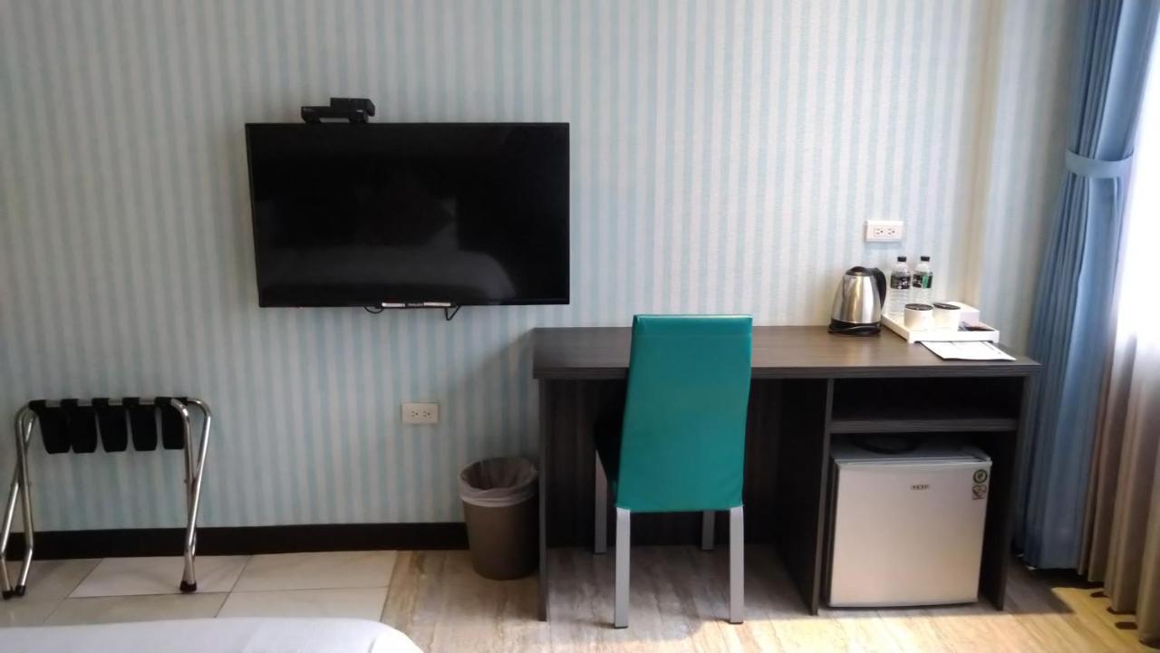 Boston Plus Hotel Chiayi Extérieur photo